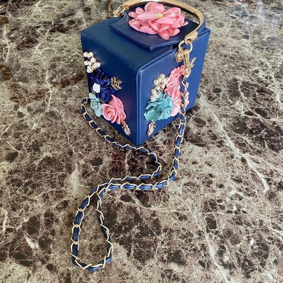 ✨Host Pick✨Pearl & Floral Bag - Picture 1 of 14